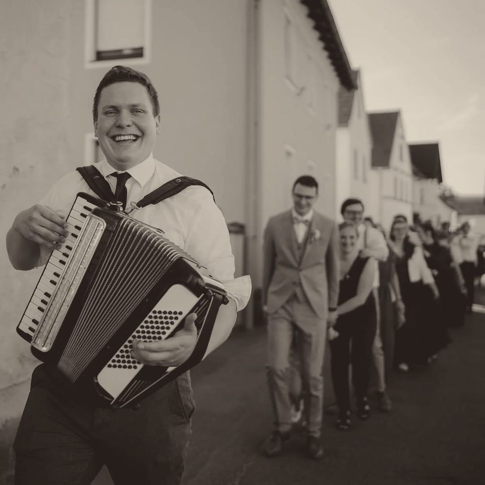 Simon Lautenschlager bei der musikalischen Moderation einer Hochzeit