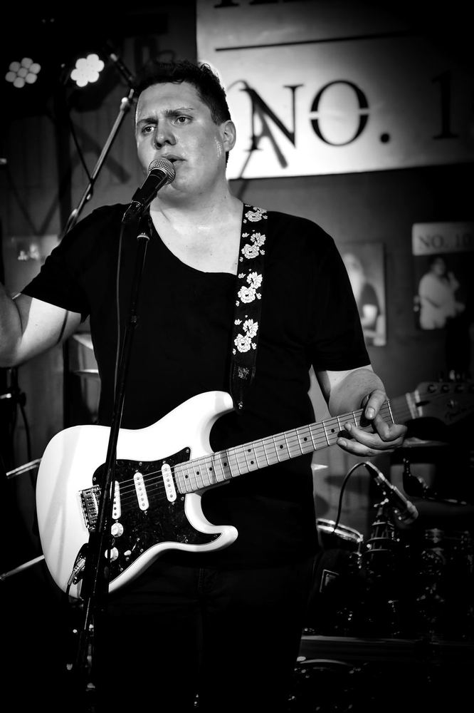 Simon Lautenschlager solo mit E-Gitarre und Gesang